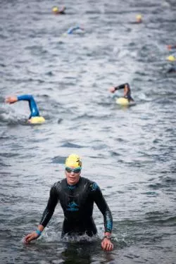 Poza morskimi falami, utrudnieniem dla startujących będzie również temperatura wody