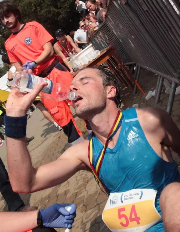 Jarosław Gniewek na mecie Koral Maratonu, ostatniej z konkurencji Iron Run