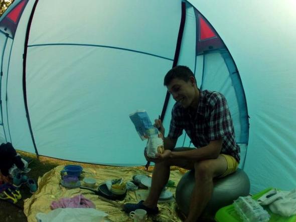 Kamil w namiocie w Alpach