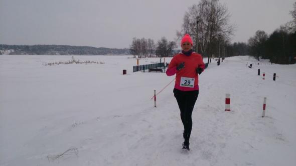 Kinga i zamarznięty Zalew Zegrzyński w tle