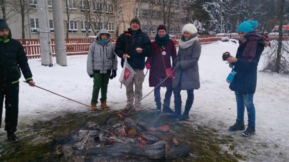 Cała ekipa przy ognisku