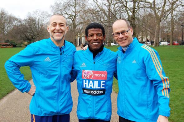 Haile Gebrselassie z Michelem Roux Jr. oraz dyrektorem londyńskiego maratonu Hugh Brasherem