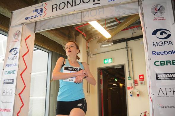 Dominika Wiśniewska-Ulfik na mecie Biegu na Szczyt Rondo I. Fot. Sport Evolution, Jacek Prondzyński Fot. Sport Evolution, Jacek Prondzyński