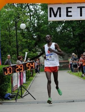 Joel Kosgei  Komen wygrał w biegu na 10 km w Skawinie