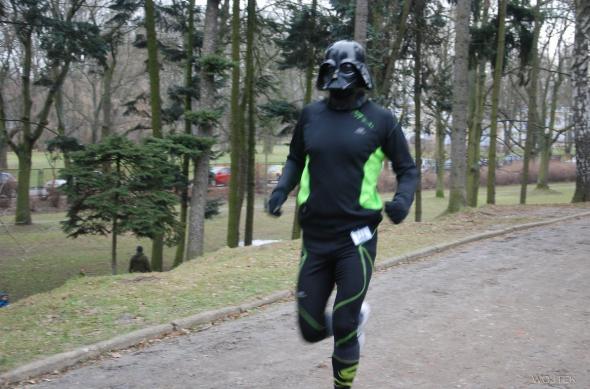Uczestnik Biegu Noworocznego w 2013 r. w masce Lorda Vadera