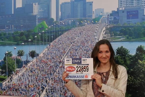 Pozdrawiamy z Wiednia! PS. Takie oto ogromne zdjęcie z jednej z wcześniejszych edycji maratonu promuje imprezę w mieście. Robi wrażenie, co?