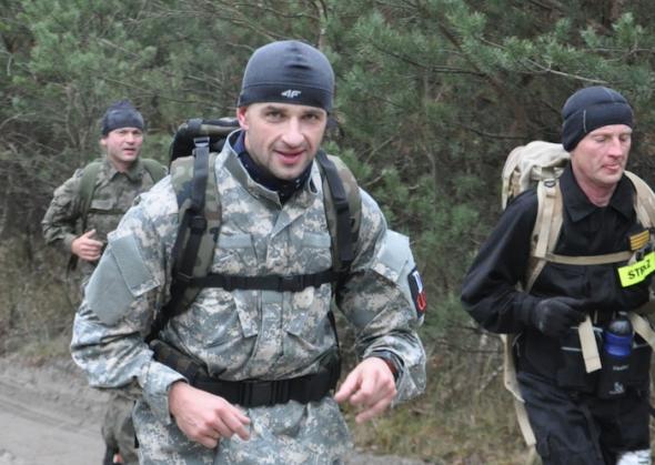 Zawodnicy muszą przebiec trasę w pełnym rynsztunku (fot. Archiwum)