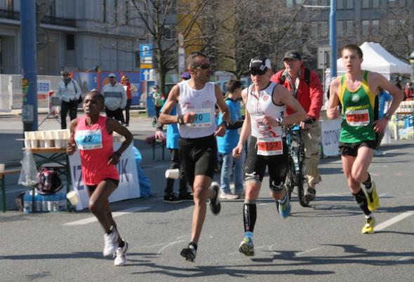 Nasz redakcyjny kolega (zielona koszulka) w pogoni za rywalami i życiówką