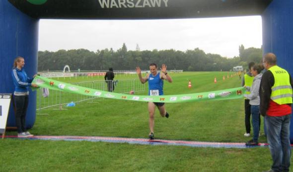 Artur Jabłoński z amatorskiej ekipy JacekBiega by Powergym