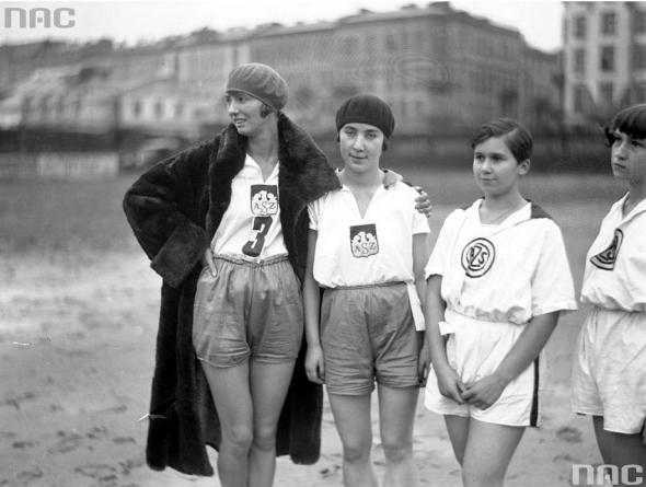 Halina Konopacka (pierwsza od lewej) / Fot. NAC