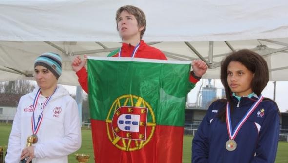 Dekoracja czołowych zawodniczek biegu na 3600 m. W geście triumfu narodową flagę unosi Catgia Almeida. Po jej prawej stronie: Ania Bodziony 