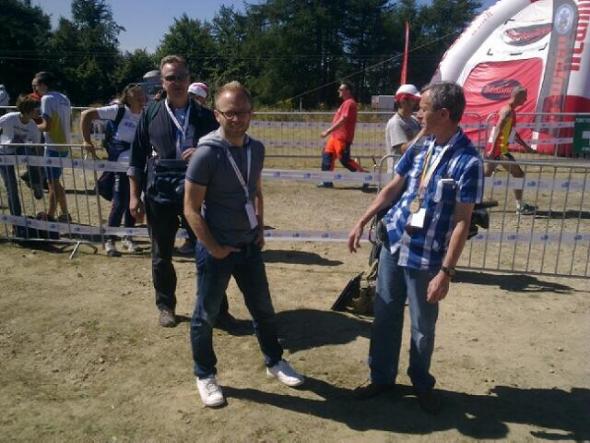 Redaktor Sebastian Parfjanowicz wraz z technikami TVP na szczycie Jaworzayny Krynickiej