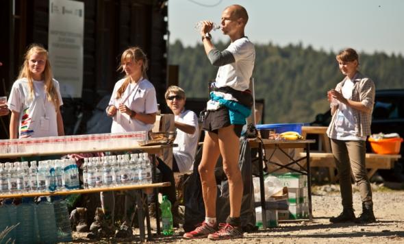 Na punkcie żywieniowym Biegu 7 Dolin