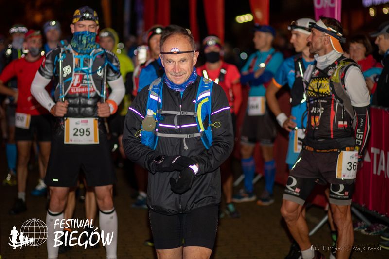 Zygmunt Berdychowski na starcie Biegu Siedmiu Dolin 100 km