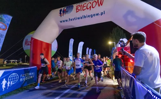 Bieg na milę na Festiwalu Biegowym w Piwnicznej-Zdroju. Szybkie tempo, nocna atmosfera i sportowe emocje