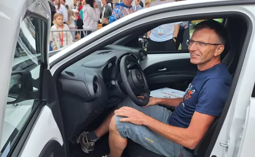 Piękna Toyota od Korala trafiła do biegacza, którego koledzy przynieśli na scenę na rękach. Ale to były emocje!