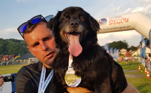 Ten biegowy duet jest dobrze znany. Paweł Budzyń i jego pies Lucky. „Biegajmy dla siebie, dla zdrowia”!