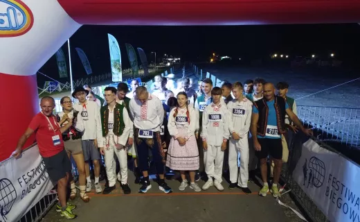Lachy i Górale na starcie. Lokalny folklor w pełnej okazałości podczas Festiwalu Biegowego