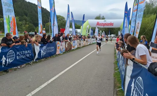Mały sprint przez Miasteczko Biegowe. Świetne czasy najlepszych zawodników na 1 km