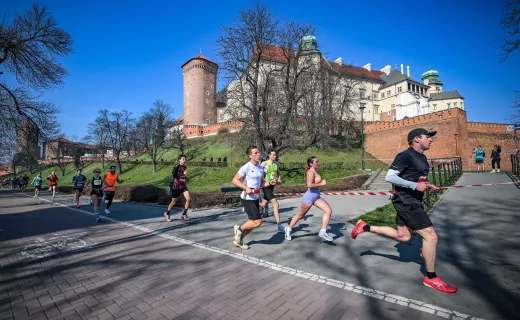 Ponad 6000 biegaczy na mecie i tysiące kibiców na trasie. Rekordowa i wyjątkowa edycja 22. Krakowskiego Półmaratonu Marzanny za nami