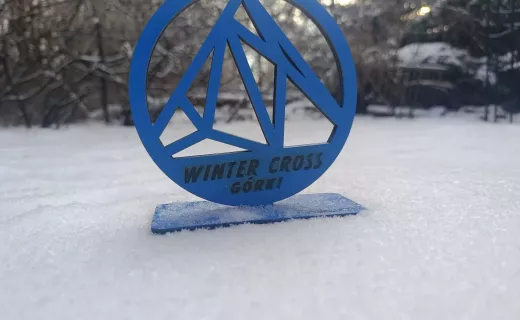 Relacja z Winter Cross Górski w Piątkowisku – Gdzie Tor Motocrossowy Zamienia Się w Leśną Fortecę Wyzwania!