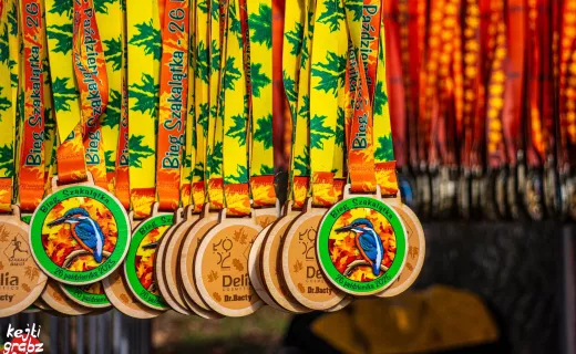 Złota Jesień w Butach Biegowych: Relacja z III Jesiennego Festiwalu Szakala – Bo Bieganie to Nie Tylko Kilometry, Ale i Magia Lasu!