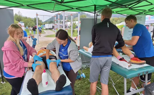 Tutaj biegacze regenerują swoje siły. Strefa masażu na Festiwalu Biegowym w Piwnicznej