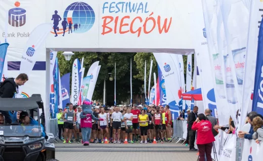 Wystartował bieg na 15 kilometrów! Zawodnicy ruszyli pełni energii - 