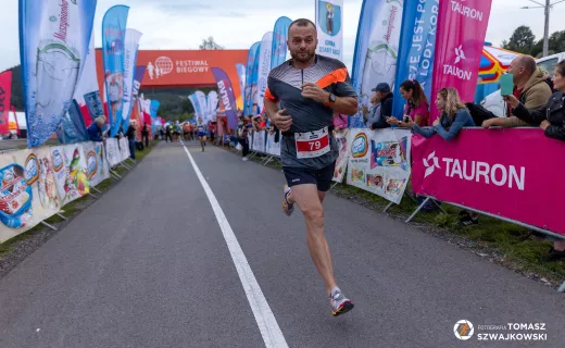 Wystartował bieg na 15 kilometrów! Zawodnicy ruszyli pełni energii - 