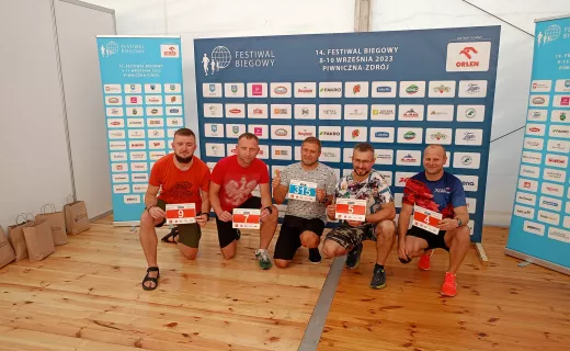 Biuro zawodów na pełnych obrotach, zawodnicy odbierają pakiety startowe! Wkrótce pierwsze, festiwalowe biegi - 