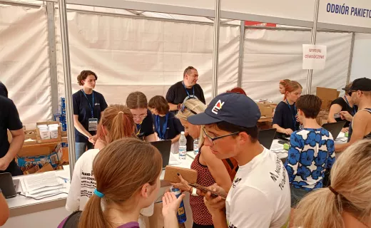Biuro zawodów na pełnych obrotach, zawodnicy odbierają pakiety startowe! Wkrótce pierwsze, festiwalowe biegi - 