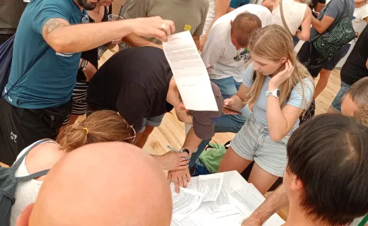Biuro zawodów na pełnych obrotach, zawodnicy odbierają pakiety startowe! Wkrótce pierwsze, festiwalowe biegi - 