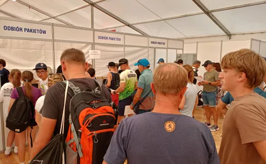 Biuro zawodów na pełnych obrotach, zawodnicy odbierają pakiety startowe! Wkrótce pierwsze, festiwalowe biegi - 