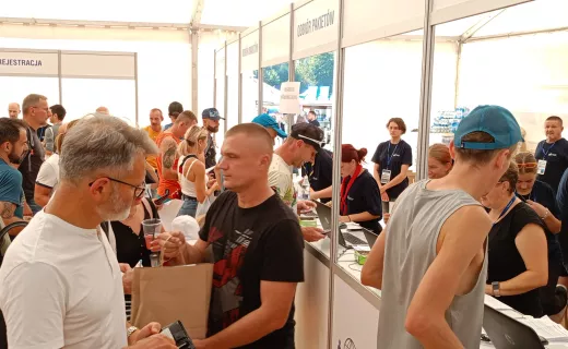 Biuro zawodów na pełnych obrotach, zawodnicy odbierają pakiety startowe! Wkrótce pierwsze, festiwalowe biegi - 