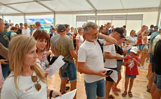 Biuro zawodów na pełnych obrotach, zawodnicy odbierają pakiety startowe! Wkrótce pierwsze, festiwalowe biegi - 