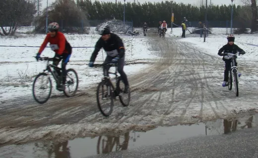 Biegiem, na łyżwach i na rowerze. Warszawa sprawdziła się w zimowym triathlonie [ZDJĘCIA] - 17