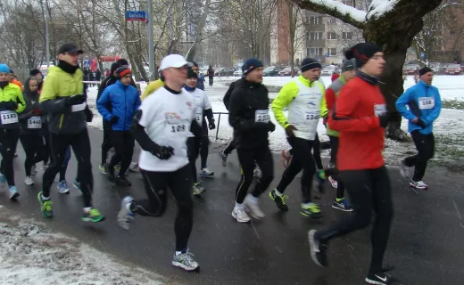Zimna, wietrzna (i wieczna) Chomiczówka. Tak biegano dziś na Bielanach [ZDJĘCIA] - 18