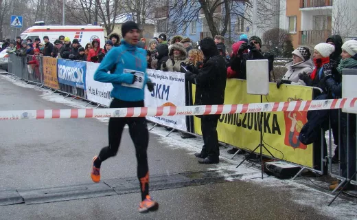 Zimna, wietrzna (i wieczna) Chomiczówka. Tak biegano dziś na Bielanach [ZDJĘCIA] - 17