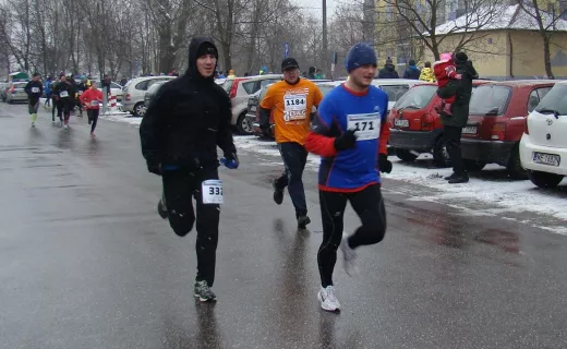 Zimna, wietrzna (i wieczna) Chomiczówka. Tak biegano dziś na Bielanach [ZDJĘCIA] - 20