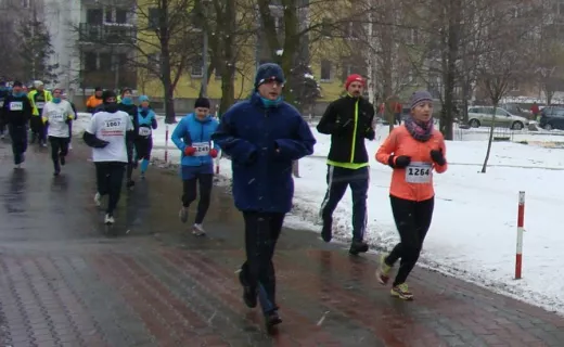 Zimna, wietrzna (i wieczna) Chomiczówka. Tak biegano dziś na Bielanach [ZDJĘCIA] - 25