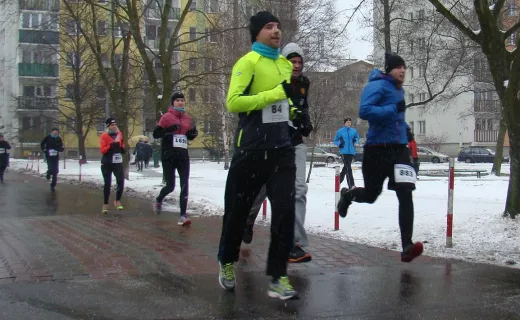 Zimna, wietrzna (i wieczna) Chomiczówka. Tak biegano dziś na Bielanach [ZDJĘCIA] - 22