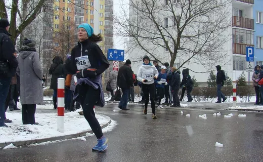 Zimna, wietrzna (i wieczna) Chomiczówka. Tak biegano dziś na Bielanach [ZDJĘCIA] - 11