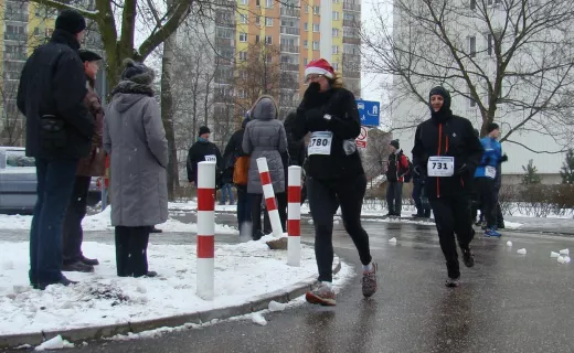Zimna, wietrzna (i wieczna) Chomiczówka. Tak biegano dziś na Bielanach [ZDJĘCIA] - 10
