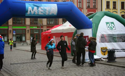 Wrocław biegał w charytatywnej sztafecie mikołajkowej [ZDJĘCIA] - 20