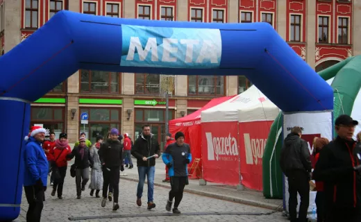 Wrocław biegał w charytatywnej sztafecie mikołajkowej [ZDJĘCIA] - 23