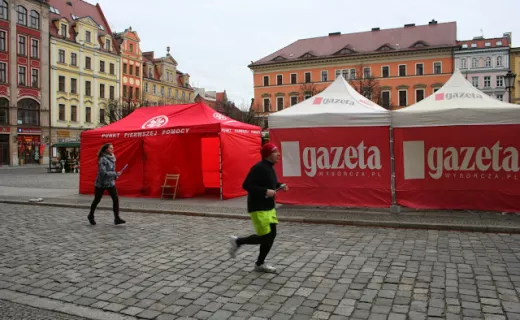 Wrocław biegał w charytatywnej sztafecie mikołajkowej [ZDJĘCIA] - 13