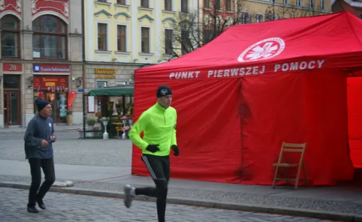 Wrocław biegał w charytatywnej sztafecie mikołajkowej [ZDJĘCIA] - 6
