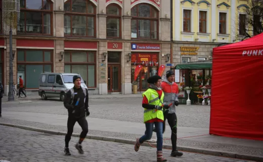 Wrocław biegał w charytatywnej sztafecie mikołajkowej [ZDJĘCIA] - 7