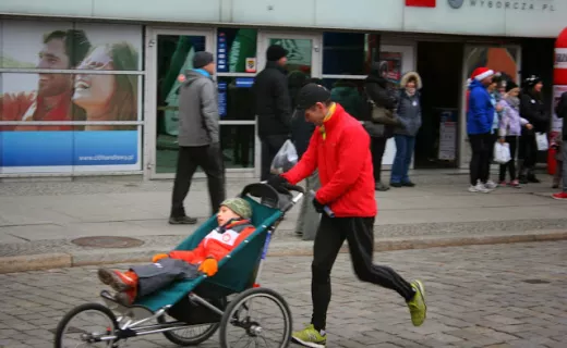 Wrocław biegał w charytatywnej sztafecie mikołajkowej [ZDJĘCIA] - 12