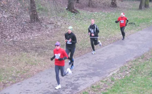 W żoliborskim Biegu Mikołajkowym czerwonych brodaczy jak na lekarstwo [ZDJĘCIA] - 9
